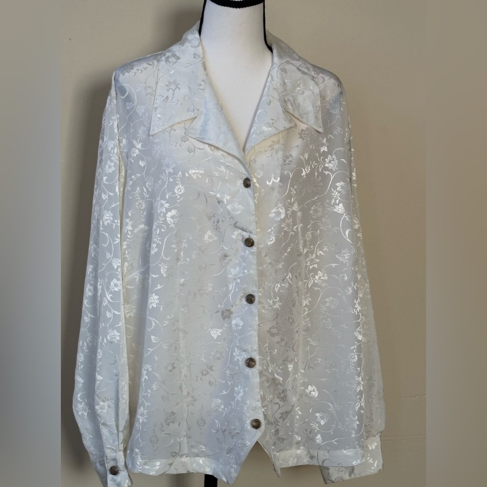 Fashion Bug   Ivory Floral Blouse.  NWT